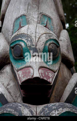 Tlingit totem poles a Sitka National Historical Park, Sitka, Alaska, STATI UNITI D'AMERICA Foto Stock