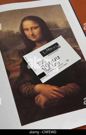 Museo del Louvre ticket con un catalogo con le foto di Monna Lisa dipinta da Leonardo da Vinci Foto Stock