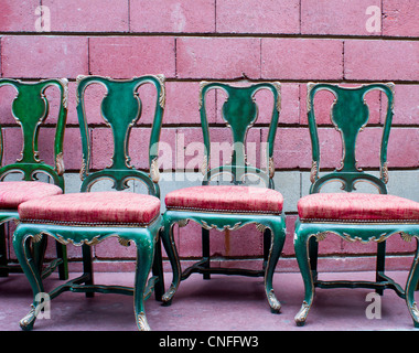 Di colore rosa e verde sedie di antiquariato in vendita presso le Marche Dauphine Mercato delle Pulci a San Ouen, Parigi, Francia Foto Stock