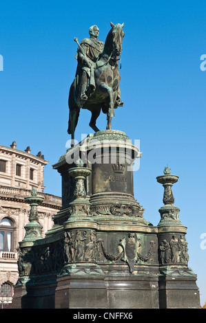 Il re Giovanni Statua in piazza del teatro presso la Semperoper (Opera), Dresda, Germania. Foto Stock