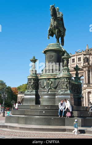 Il re Giovanni Statua in piazza del teatro presso la Semperoper (Opera), Dresda, Germania. Foto Stock