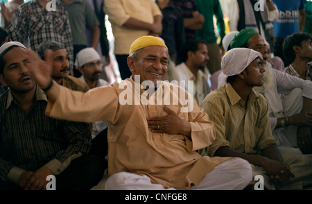 Ascoltare qawwali a Nizamuddin dargah(santuario), Delhi Foto Stock