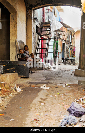 Squallida zona residenziale dal punto di vista commerciale bucato a mano in cui i lavoratori utilizzano come quarti viventi Foto Stock