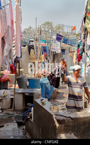 Editoriale, Dhobhi Ghat Mumbai - Febbraio 25, 2012: operai al lavoro in un commerciale per bucato per lavaggio a mano Foto Stock