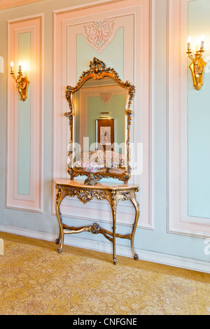 Bosphorus Palace, Istanbul, Turchia, Europa, generic mobili dal periodo Ottomano, tavolino con specchio Foto Stock