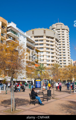 Paseo Maritimo lungomare in inverno città di Fuengirola Costa del Sol Malaga Regione Andalusia Spagna Europa Foto Stock