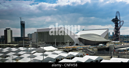 LONDRA, Regno Unito - 15 APRILE 2012: Il London Olympic Park è in costruzione nell'aprile 2012. Il Centro Acquatico sulla sinistra e la Torre d'osservazione di Orbit sulla destra. Foto Stock