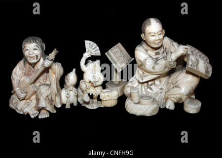 Avorio intagliato Netsuke figure Foto Stock