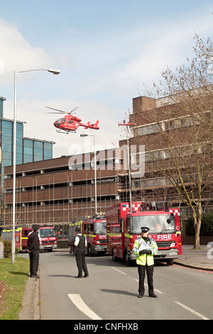 Londra Vigili del fuoco e ambulanza aerea frequentare un incidente a Croydon stazione di polizia di South London Regno Unito Foto Stock