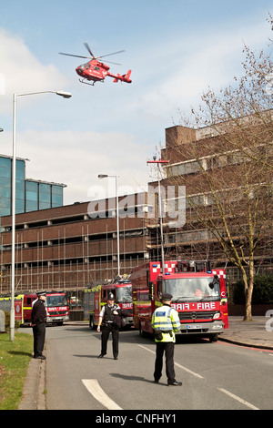 Londra Vigili del fuoco e ambulanza aerea frequentare un incidente a Croydon stazione di polizia di South London Regno Unito Foto Stock