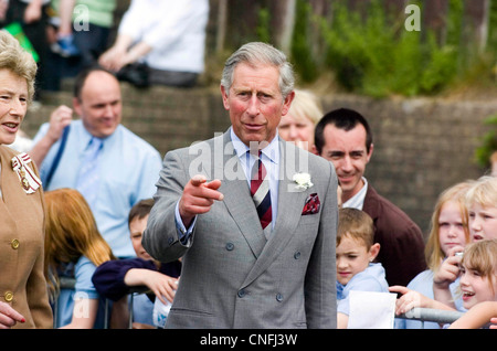 Il principe Carlo durante una visita reale di Ystradgynlais, South Wales, Regno Unito. Foto Stock