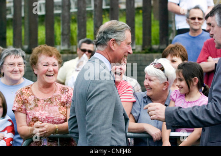 Il principe Carlo durante una visita reale di Ystradgynlais. Foto Stock