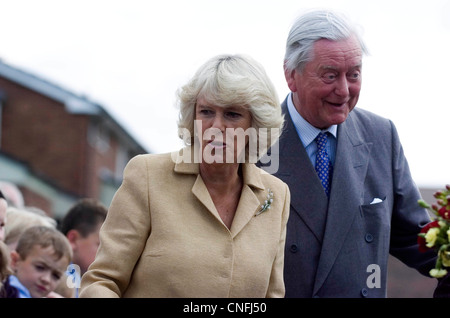 Camilla, la duchessa di Cornovaglia durante una visita reale di Ystradgynlais. Foto Stock