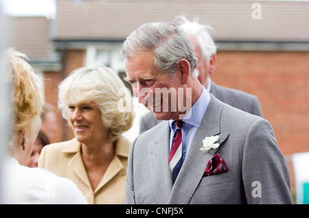 Il principe Carlo e sua moglie Camilla, la duchessa di Cornovaglia durante una visita reale di Ystradgynlais. Foto Stock