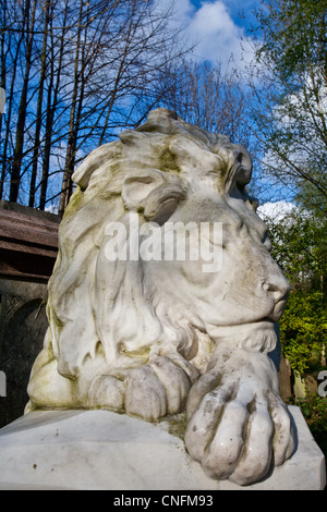 Lion statua sulla tomba di Frank Bostock (domatore di leoni). Abney Park Cemetery, Stoke Newington, Hackney, Londra, Inghilterra, Regno Unito Foto Stock