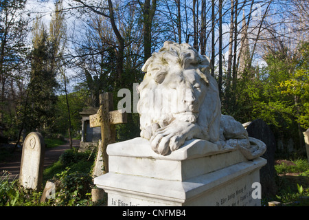 Lion statua sulla tomba di Frank Bostock (domatore di leoni). Abney Park Cemetery, Stoke Newington, Hackney, Londra, Inghilterra, Regno Unito Foto Stock