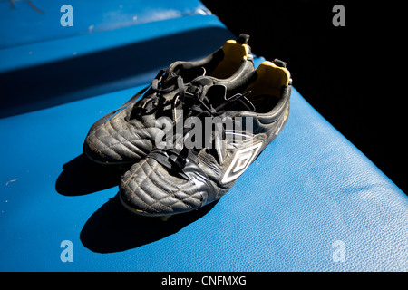 Un paio di vecchie scarpe da calcio. Foto Stock