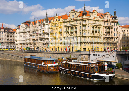 Riverside Praga in Masarykovo Nabrezi riverside street Nove Mesto Praga Repubblica Ceca Europa Foto Stock