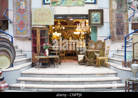 Negozio di antiquariato a Parigi, al mercato delle pulci, Parigi, Francia Foto Stock