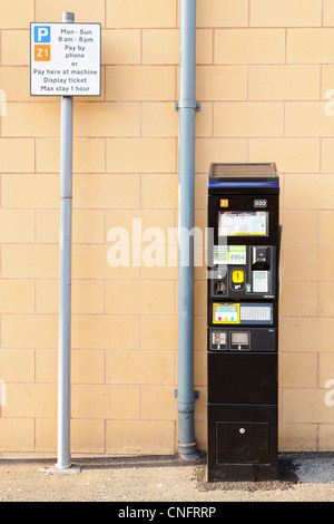 Powered Solar pay e visualizzare un parchimetro e limite di attesa segno su una strada di Nottingham, Inghilterra, Regno Unito Foto Stock