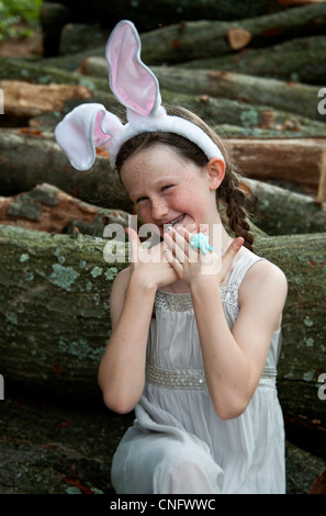Giovane ragazza in posa con la Pasqua il vestito e orecchie di coniglietto. Foto Stock