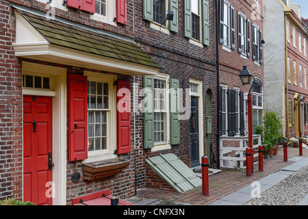 Città coloniale case, Elfreth's Alley, la più antica strada residenziale negli Stati Uniti, Philadelphia, Pennsylvania, STATI UNITI D'AMERICA Foto Stock