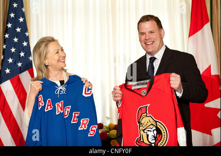 Il Segretario di Stato Usa Hillary Clinton e il ministro degli Esteri del Canada John Baird sorriso come hanno posto una scommessa amichevole tra loro due squadre di NHL, il New York Rangers e i senatori di Ottawa, che nei playoff NHL 12 aprile 2012 a Washington, DC. Foto Stock