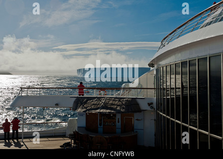 Visualizzazione e iceberg dal ponte della nave da crociera scoperta fuori della costa dell'Antartico Foto Stock