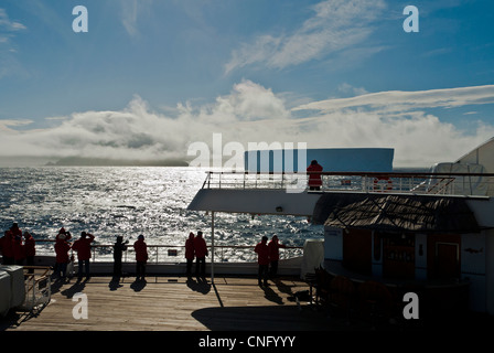 Visualizzazione e iceberg dal ponte della nave da crociera scoperta fuori della costa dell'Antartico Foto Stock