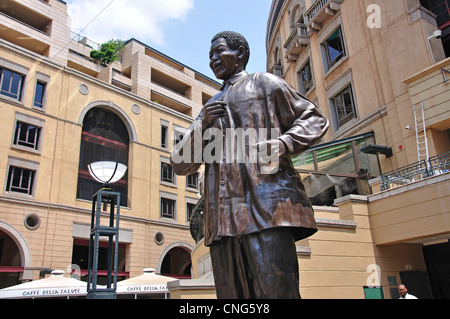 Nelson Mandela statua in Nelson Mandela Square, CBD, Sandton Johannesburg, provincia di Gauteng, Repubblica del Sud Africa Foto Stock