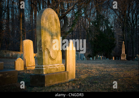 Oggetto contrassegnato per la rimozione definitiva vuota nel cimitero di notte Foto Stock