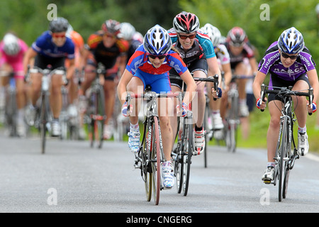 Laura Trott festeggia conquistando la British Cycling Nazionali Junior Womens Road gara del campionato. Radwinter. Essex. 02/08/2009. Foto Stock