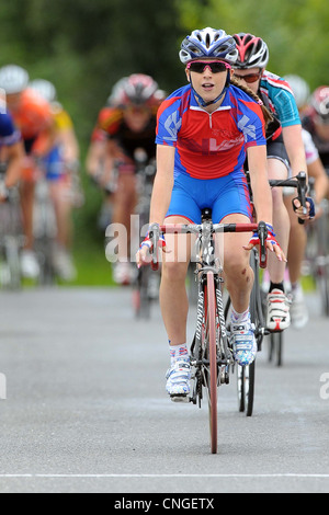 Laura Trott festeggia conquistando la British Cycling Nazionali Junior Womens Road gara del campionato. Radwinter. Essex. 02/08/2009. Foto Stock