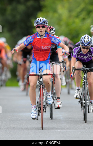 Laura Trott festeggia conquistando la British Cycling Nazionali Junior Womens Road gara del campionato. Radwinter. Essex. 02/08/2009. Foto Stock