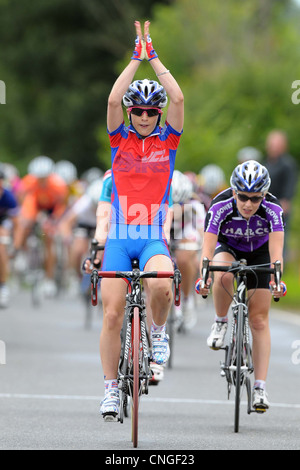 Laura Trott festeggia conquistando la British Cycling Nazionali Junior Womens Road gara del campionato. Radwinter. Essex. 02/08/2009. Foto Stock