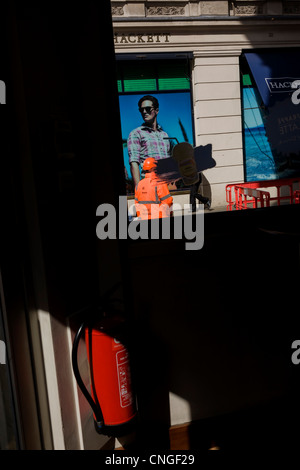 Abbigliamento uomo Hackett negozio di abbigliamento e la costruzione degli operai in London street. Foto Stock