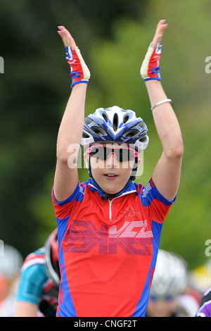 Laura Trott festeggia conquistando la British Cycling Nazionali Junior Womens Road gara del campionato. Radwinter. Essex. 02/08/2009. Foto Stock