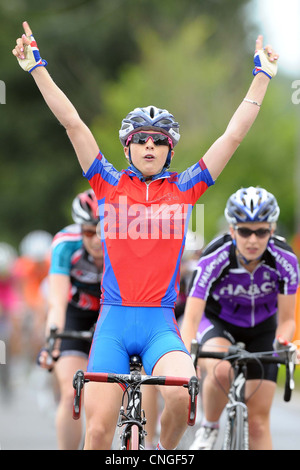 Laura Trott festeggia conquistando la British Cycling Nazionali Junior Womens Road gara del campionato. Radwinter. Essex. 02/08/2009. Foto Stock