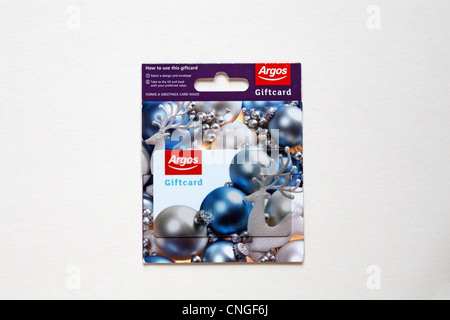 Argos giftcard con baubles sulla carta regalo isolato su sfondo bianco Foto Stock