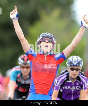 Laura Trott festeggia conquistando la British Cycling Nazionali Junior Womens Road gara del campionato. Radwinter. Essex. 02/08/2009. Foto Stock