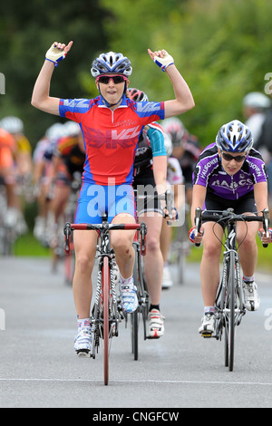 Laura Trott festeggia conquistando la British Cycling Nazionali Junior Womens Road gara del campionato. Radwinter. Essex. 02/08/2009. Foto Stock