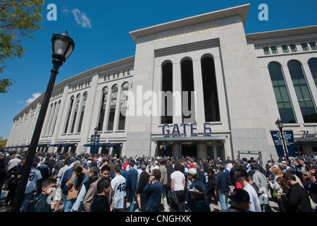 Migliaia di appassionati di arrivare per la casa che per l'assolcatore allo Yankee Stadium di New York borough del Bronx Foto Stock