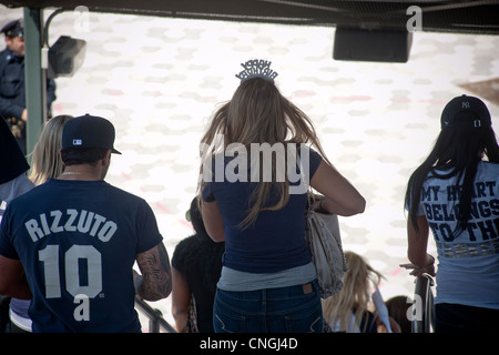 Migliaia di appassionati di arrivare per la casa che per l'assolcatore allo Yankee Stadium di New York borough del Bronx Foto Stock