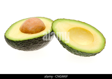 Tutto un avocado tagliato a metà - sparato in studio con uno sfondo bianco Foto Stock