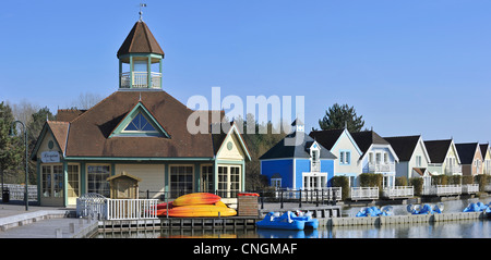 Il Boathouse e molo con barche a pedali nel lago al Belle Dune villaggio vacanze, Fort-Mahon-Plage, Piccardia, Francia Foto Stock
