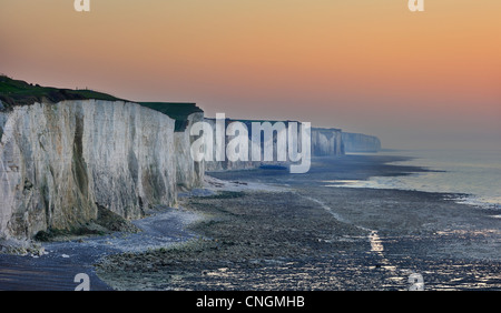 Erosi chalk scogliere e spiaggia di ghiaia lungo il Canale della Manica al tramonto vicino al villaggio Ault, Piccardia, Francia Foto Stock