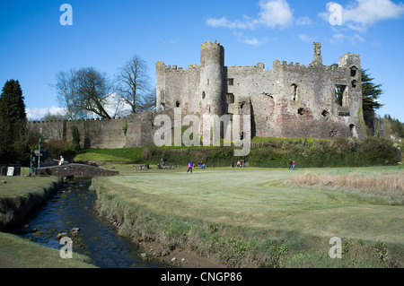 Laugharne Castello il Taf estuario del fiume Carmarthenshire Galles del Sud Foto Stock