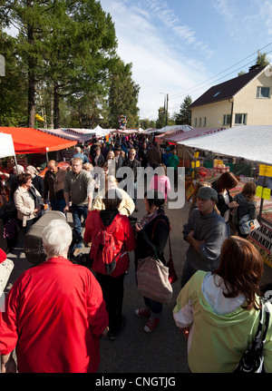 Persone a Pestuumarkkinat street sales succede a Rautalampi Finlandia Foto Stock