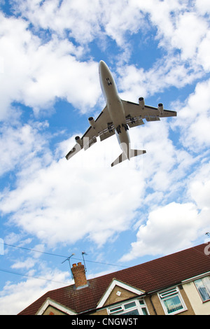 Aerei di atterraggio vicino ai tetti di case a Cranford, vicino all'aeroporto di Heathrow, dove una terza pista è previsto. Foto Stock