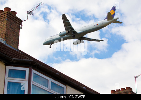 Aerei di atterraggio vicino ai tetti di case a Cranford, vicino all'aeroporto di Heathrow, dove una terza pista è previsto. Foto Stock